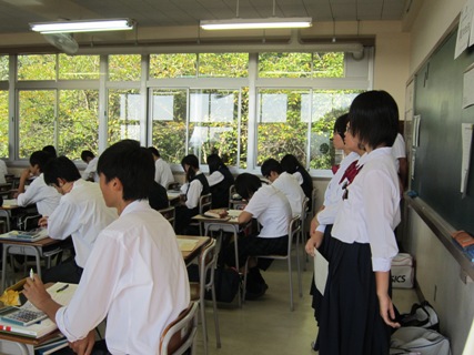 授業を見学する中学生