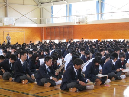 話を聞く生徒たちの様子